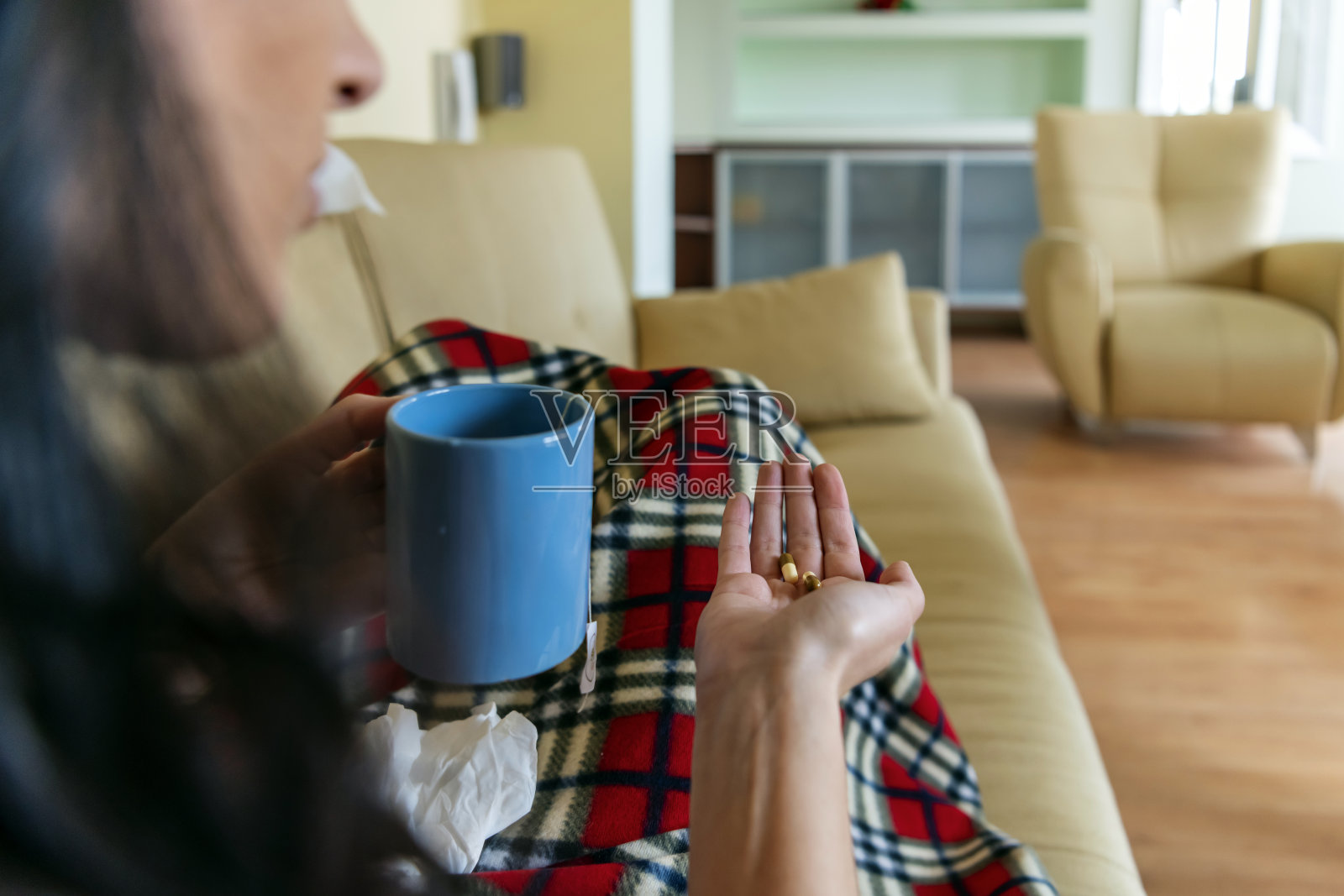 生病的女人在吃药照片摄影图片