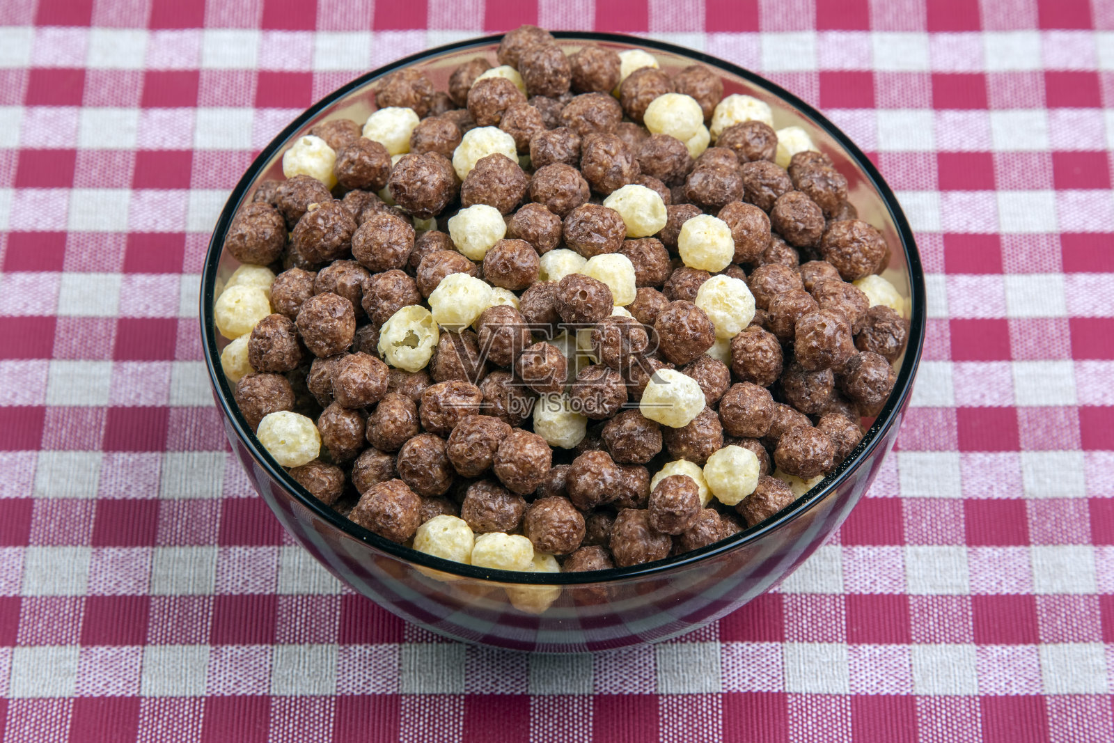 彩色光的零食。早餐在盘子里。饮食和卡路里。甜点食品。照片摄影图片