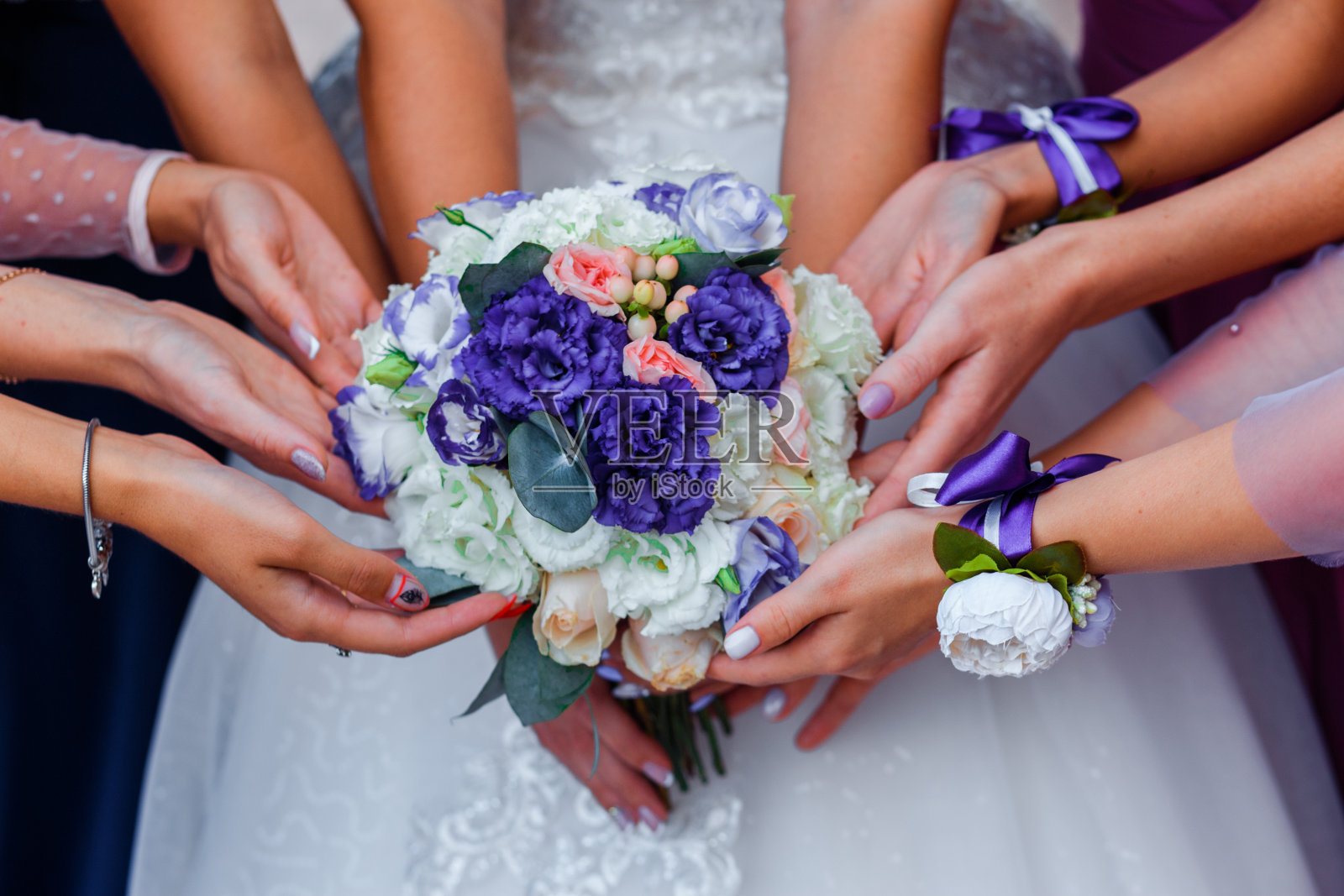 婚礼花束和伴娘的手。照片摄影图片