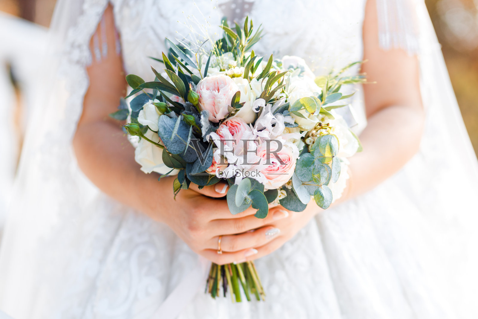 精致经典的婚礼玫瑰花束为新娘。婚礼花。照片摄影图片