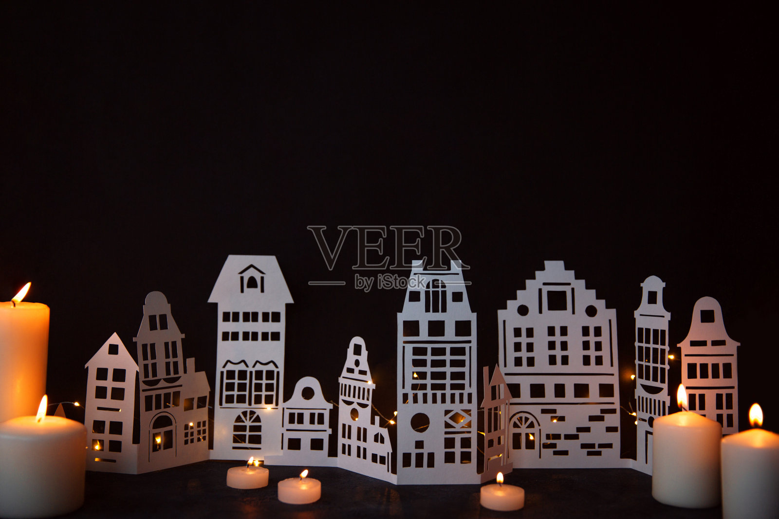 圣诞节和新年的背景与手工剪纸房子。照片摄影图片