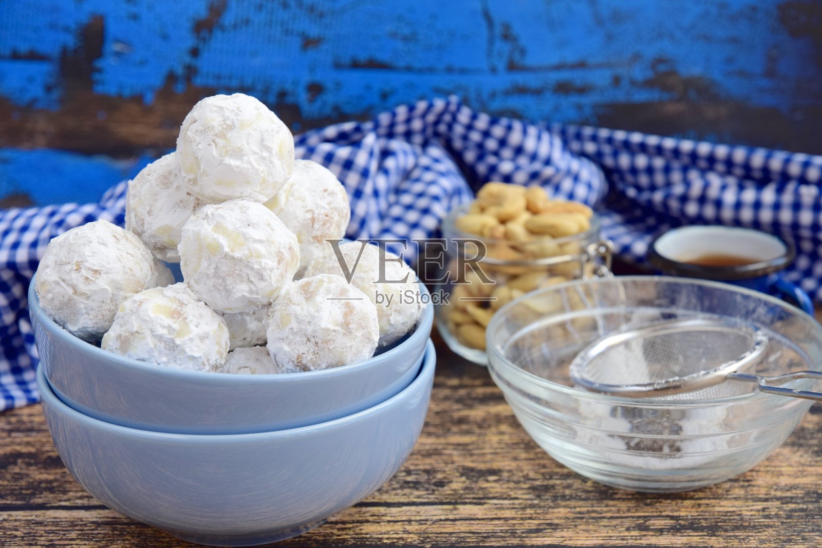 传统的圣诞腰果雪球饼干饼干上面覆盖糖霜粉。照片摄影图片