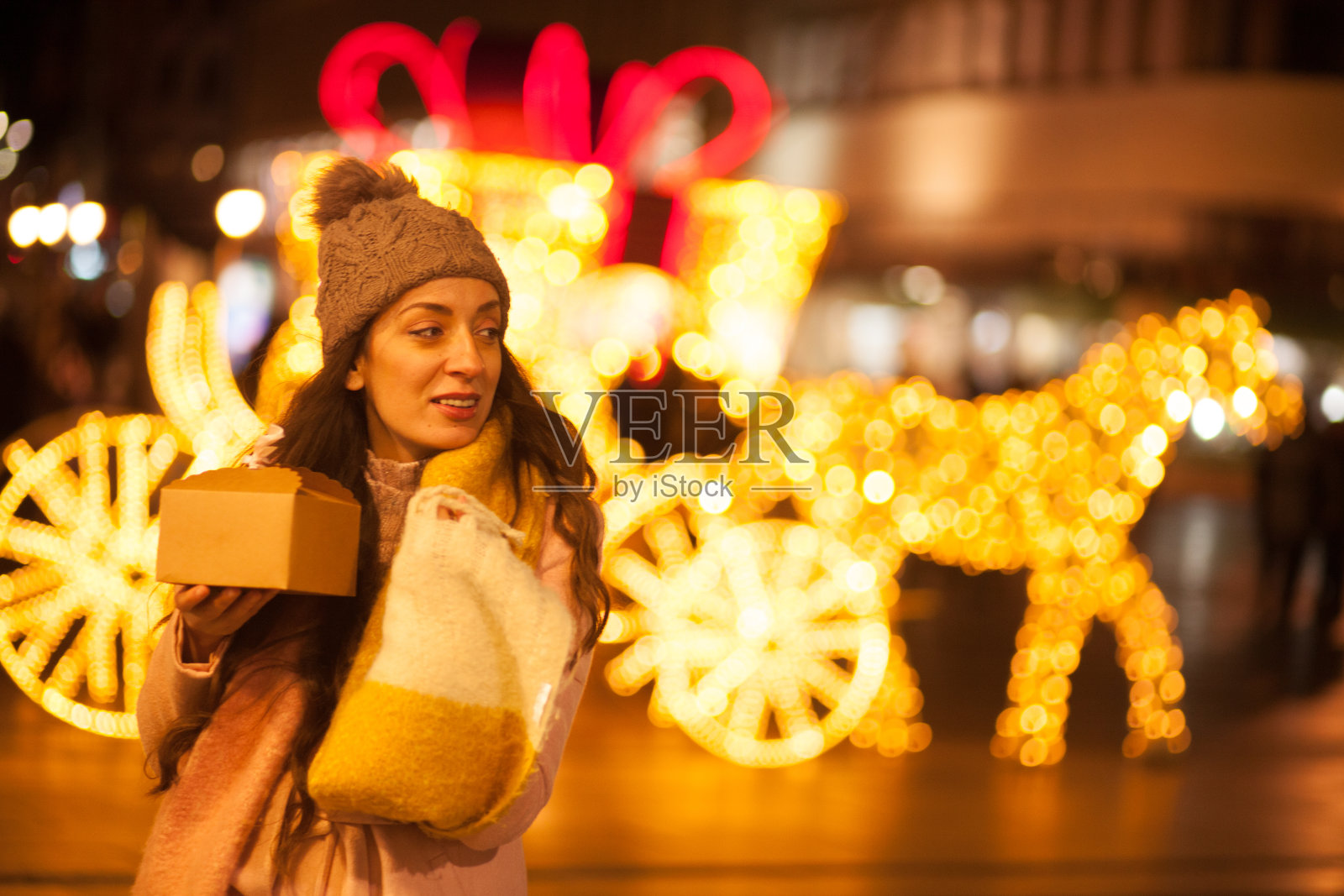 幸福的女人在除夕拿着燃烧的烟火照片摄影图片