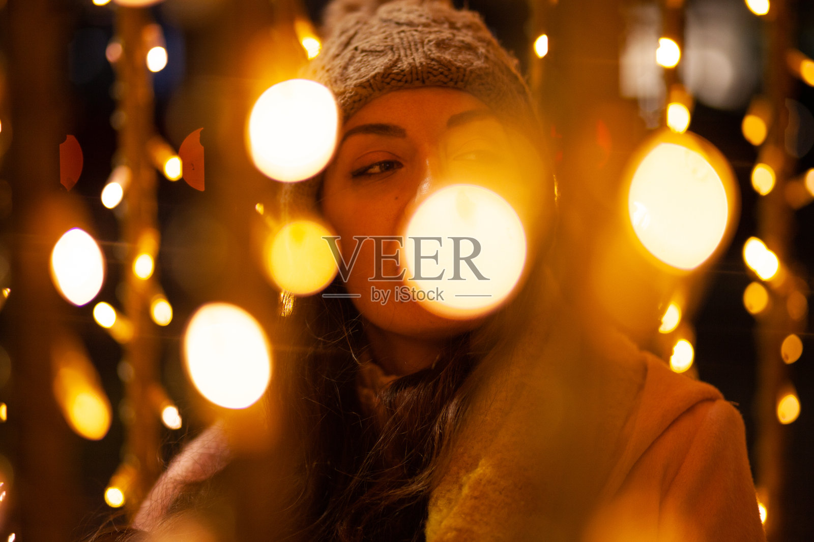 幸福的女人在除夕拿着燃烧的烟火照片摄影图片