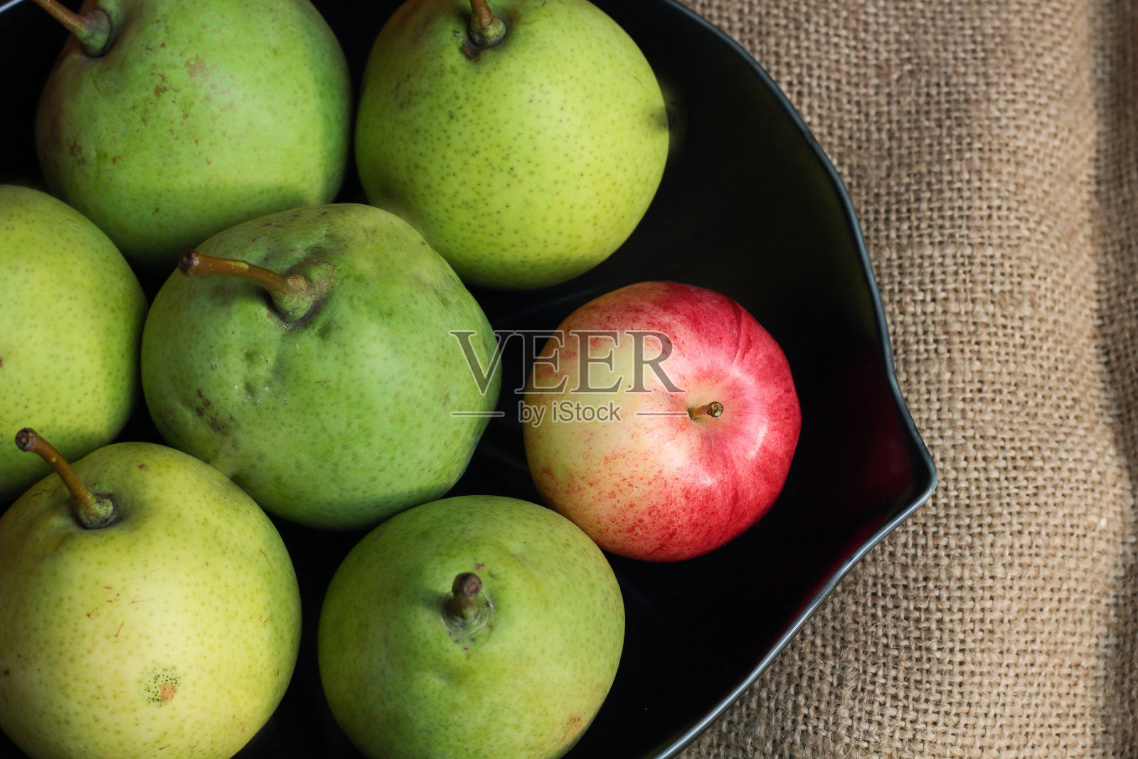 静物橙黄南瓜冬南瓜和红绿梨，秋天的农场收获在复古帆布和黑色板。秋天的秋天，大气的深色收获有机蔬菜照片摄影图片