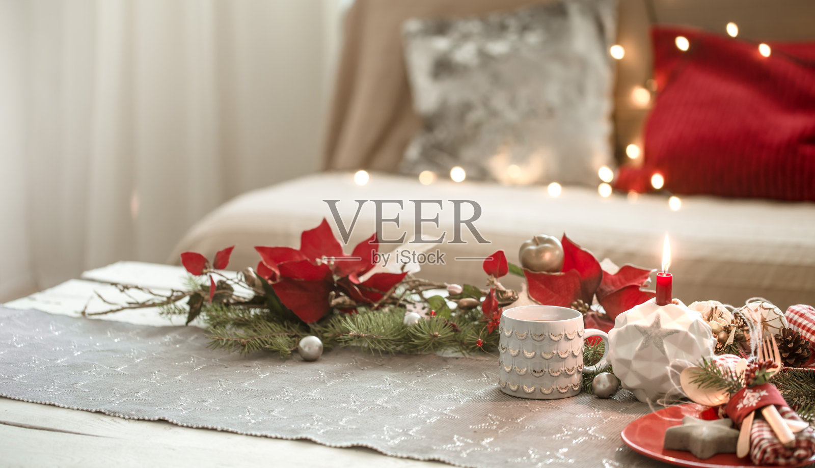 客厅里装饰精美的圣诞餐桌照片摄影图片