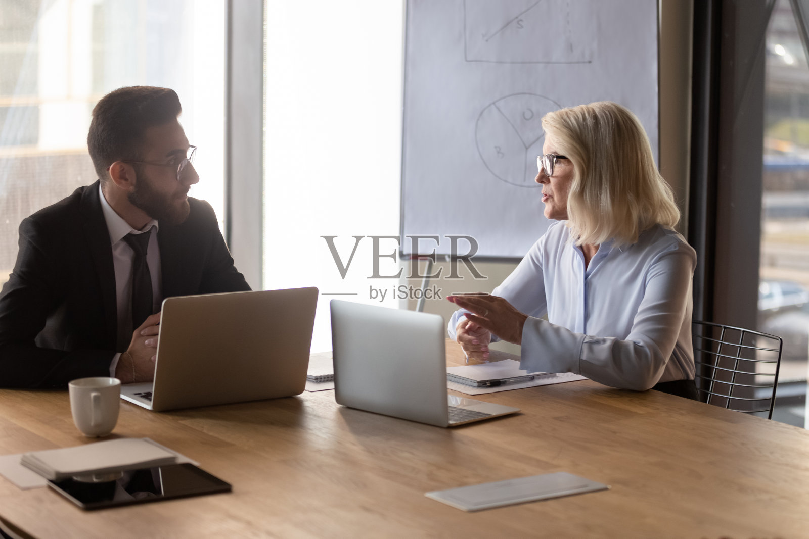 不同的商务人士在办公室会议上讨论各自的想法照片摄影图片