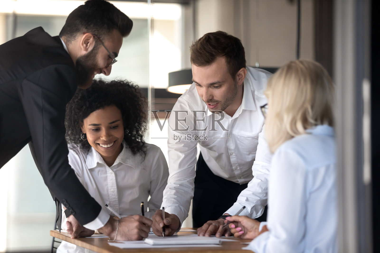 不同的同事在办公室的会议上一起头脑风暴照片摄影图片