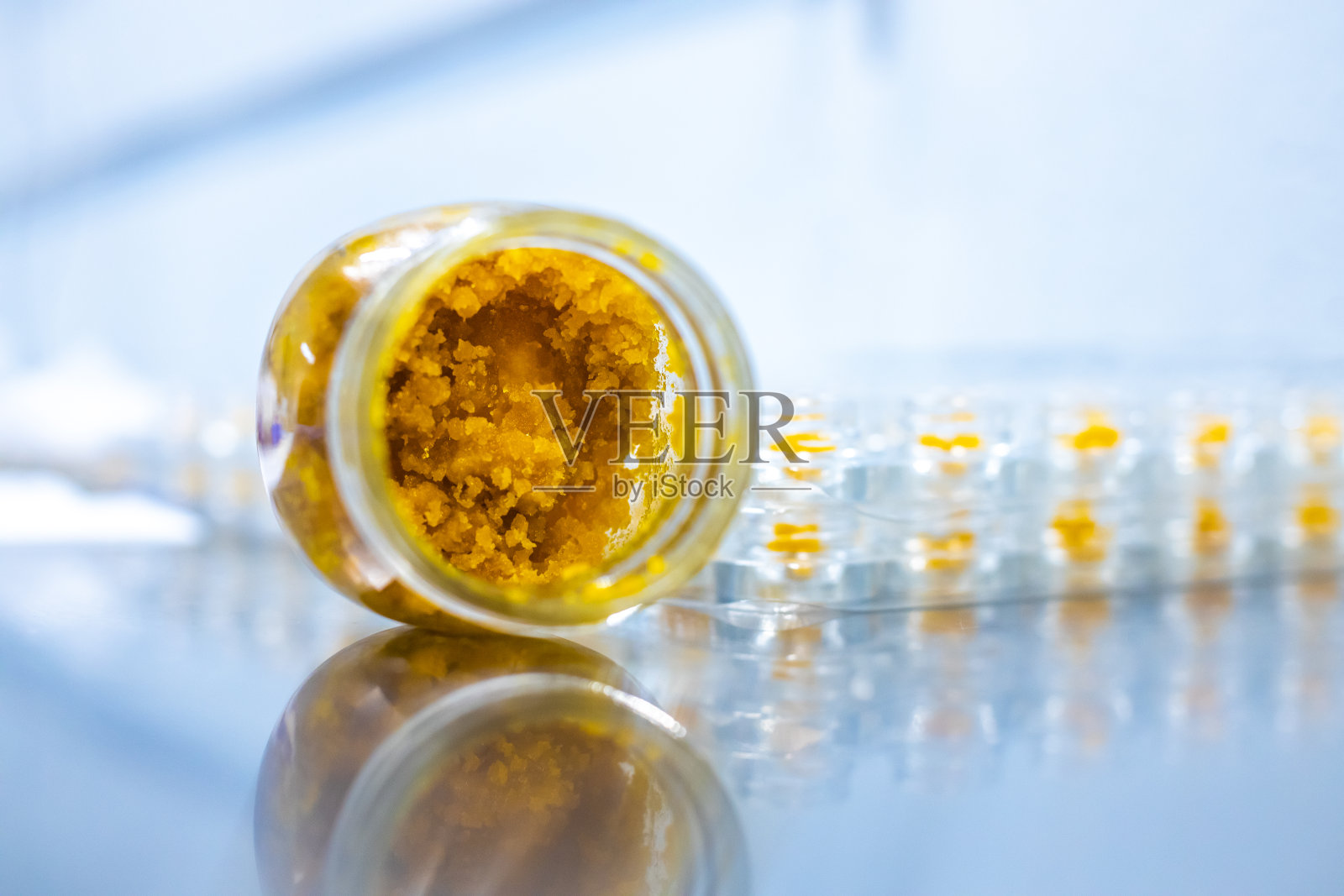 大麻活树脂合法制造和包装大麻轻拍照片摄影图片