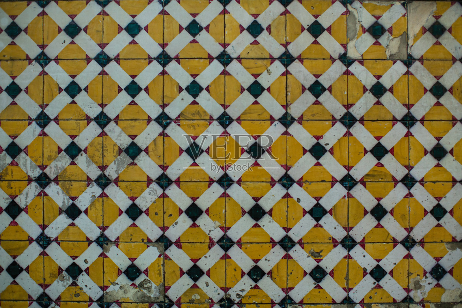 Azulejos瓷砖，葡萄牙街道上的传统老瓷砖墙。照片摄影图片