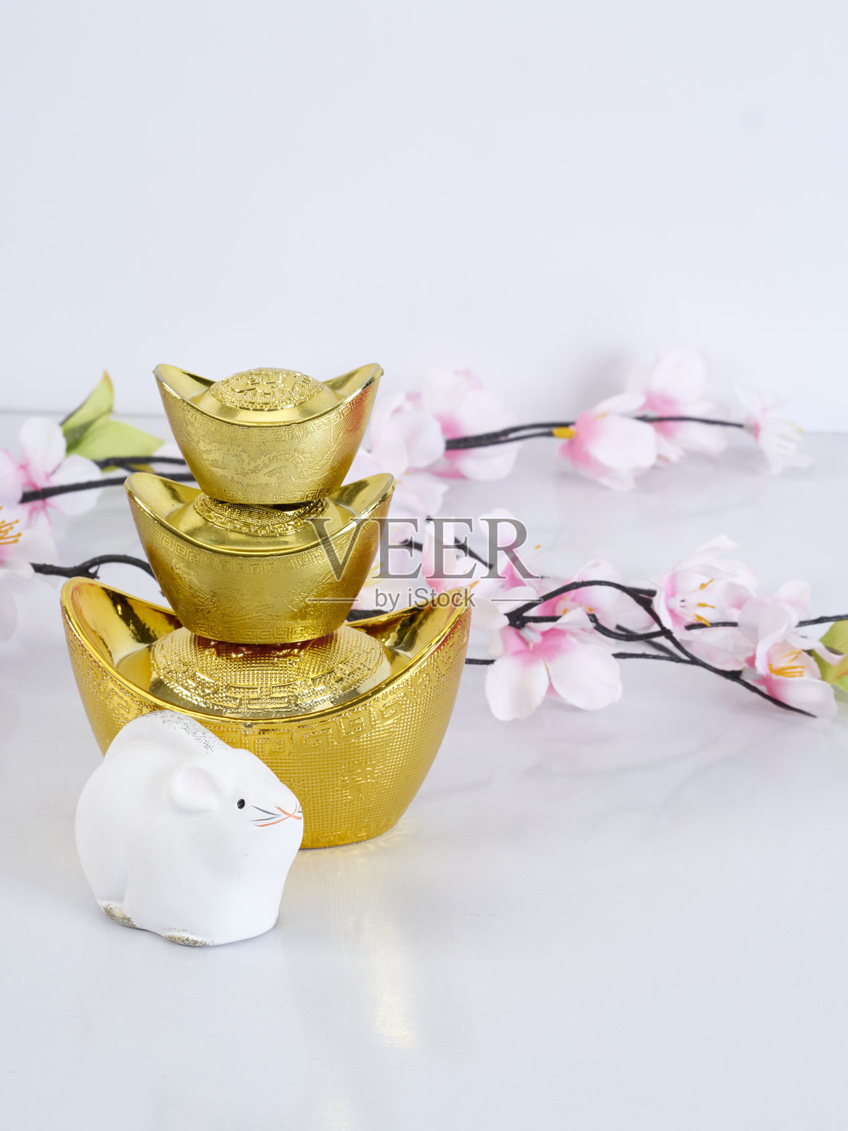 2020年中国新年的装饰品，老鼠玩偶和中国金元宝的白色(外文翻译的意思是祝福，好运和富有)。鼠年快乐照片摄影图片