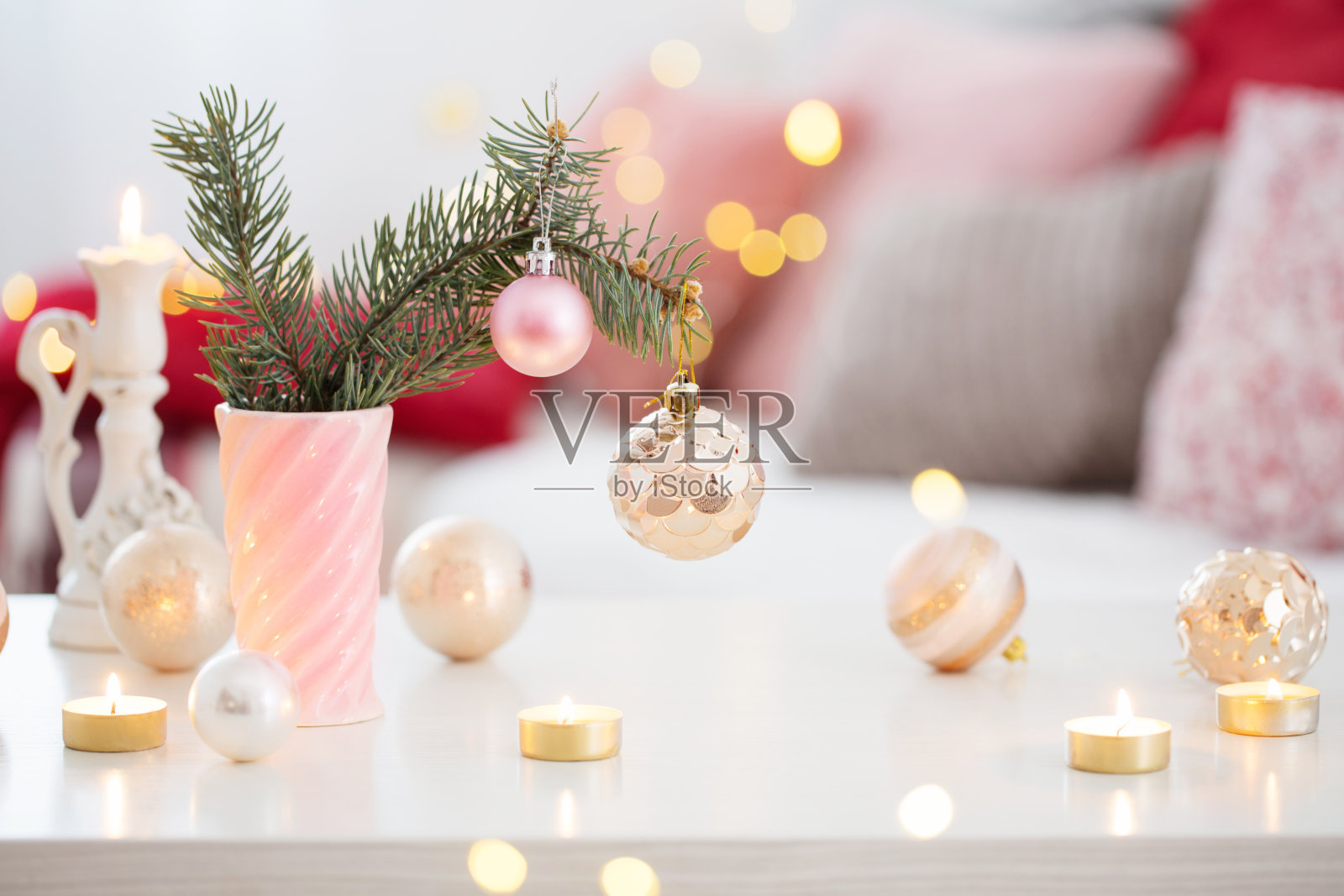 用粉红色和金色的蜡烛装饰的圣诞装饰品照片摄影图片