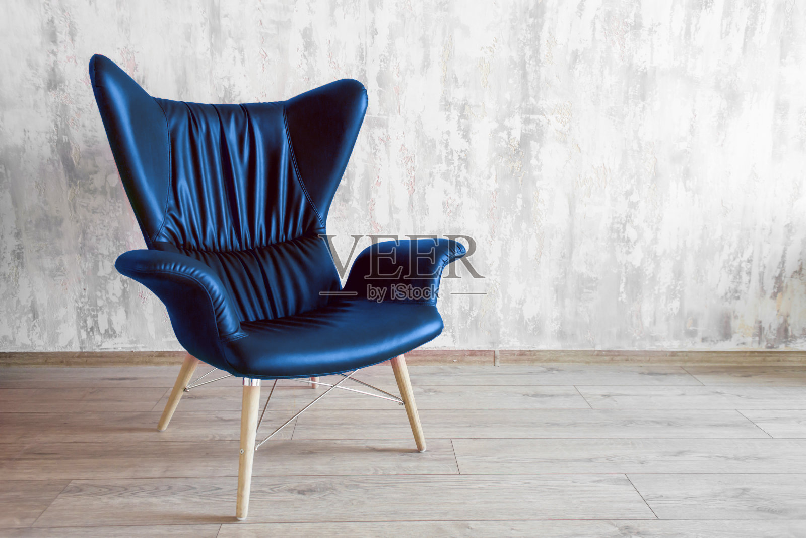 8月27日，阿联酋迪拜:房间内部用浅色装饰。经典的蓝色椅子颜色照片摄影图片