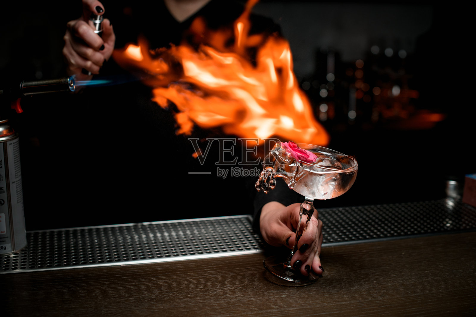 酒保点燃酒精饮料和使用喷雾器照片摄影图片