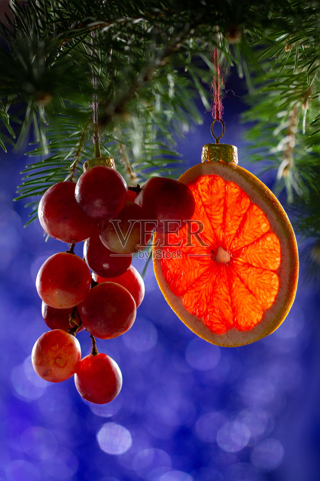 用葡萄和葡萄柚果实装饰的圣诞树。健康的食物和营养。照片摄影图片