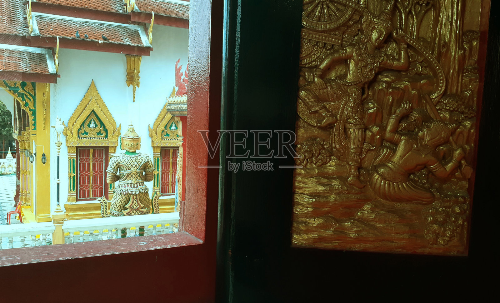 教堂窗户上的艺术品照片摄影图片