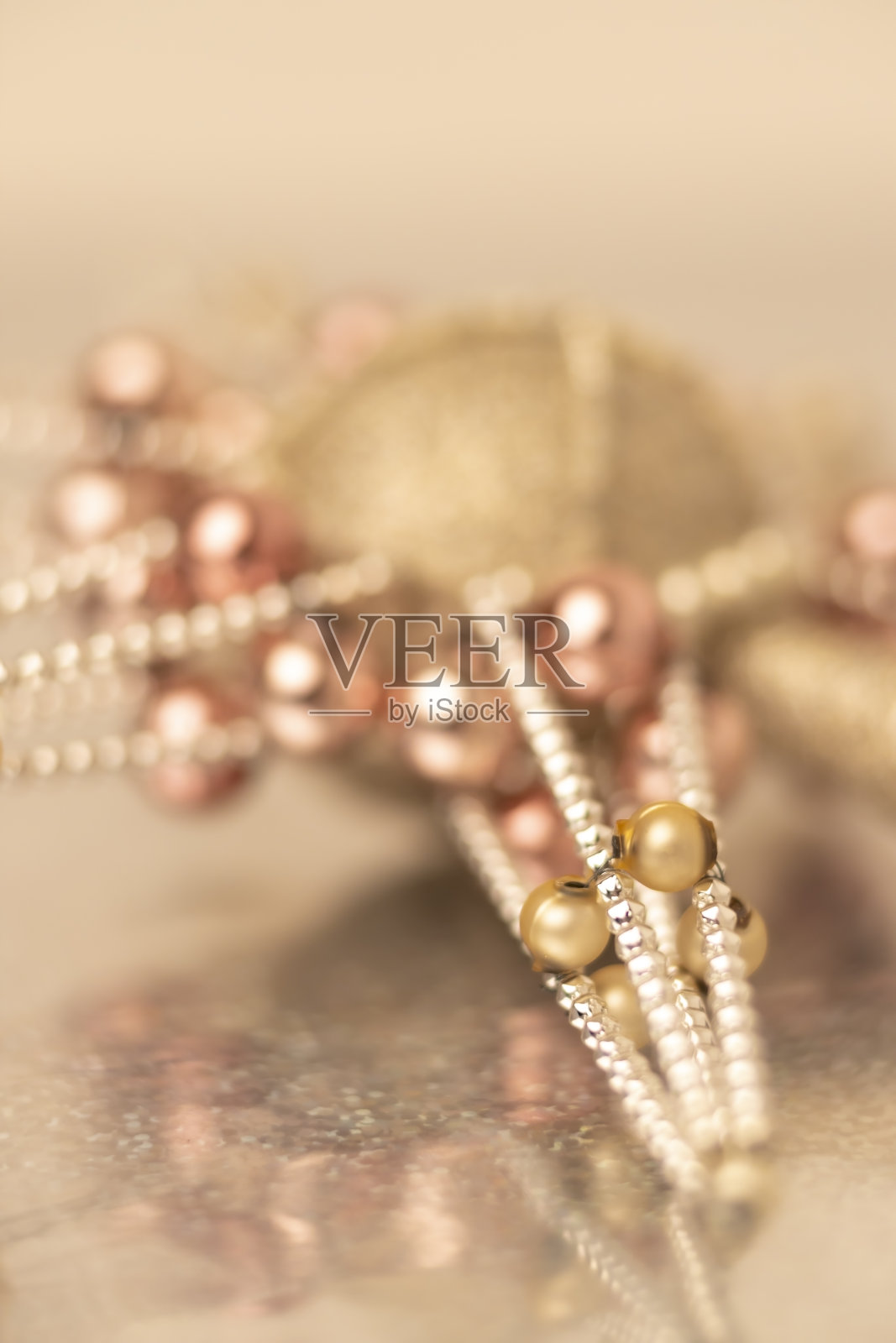 用珊瑚制作的金银圣诞装饰品照片摄影图片