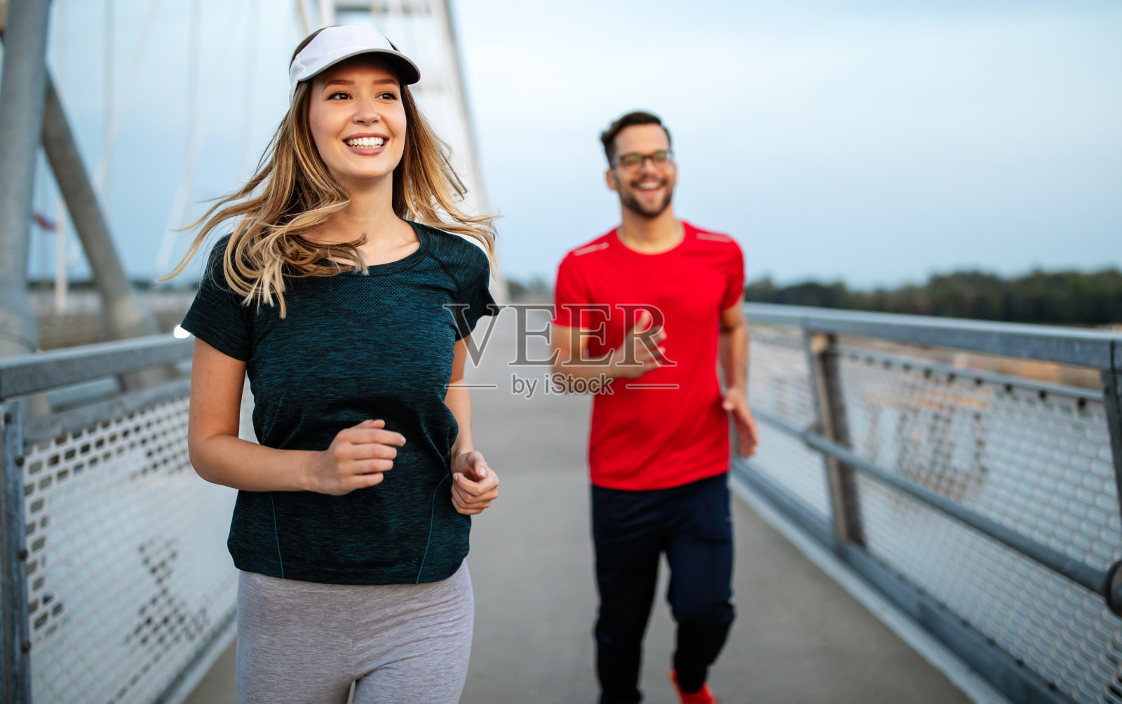 美丽的情侣在大自然中奔跑，健康的生活照片摄影图片