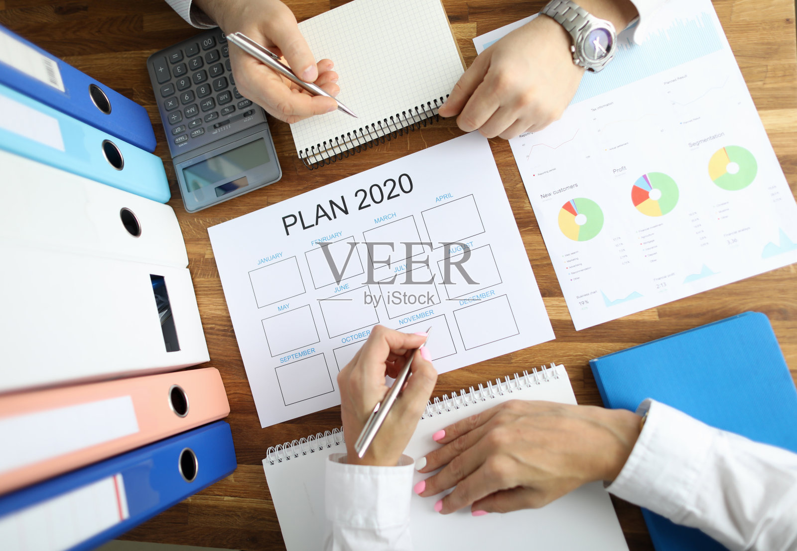 商人和女商人制定2020年的工作计划照片摄影图片