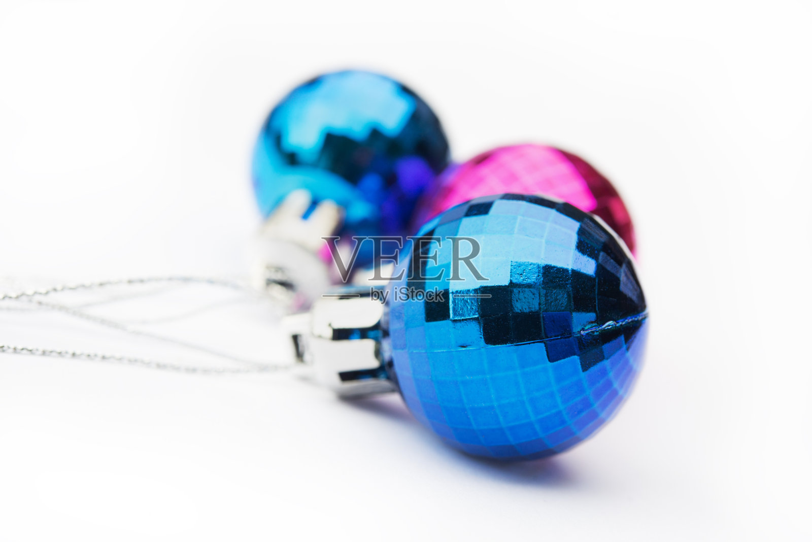 圣诞玩具圣诞树和新年，美丽的紫色，蓝色和银色的球孤立在白色的背景。照片摄影图片