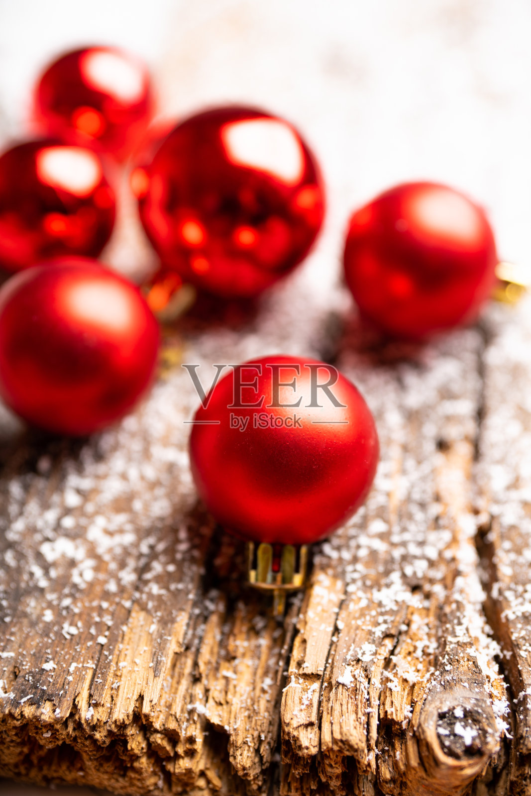 雪花上的圣诞球照片摄影图片