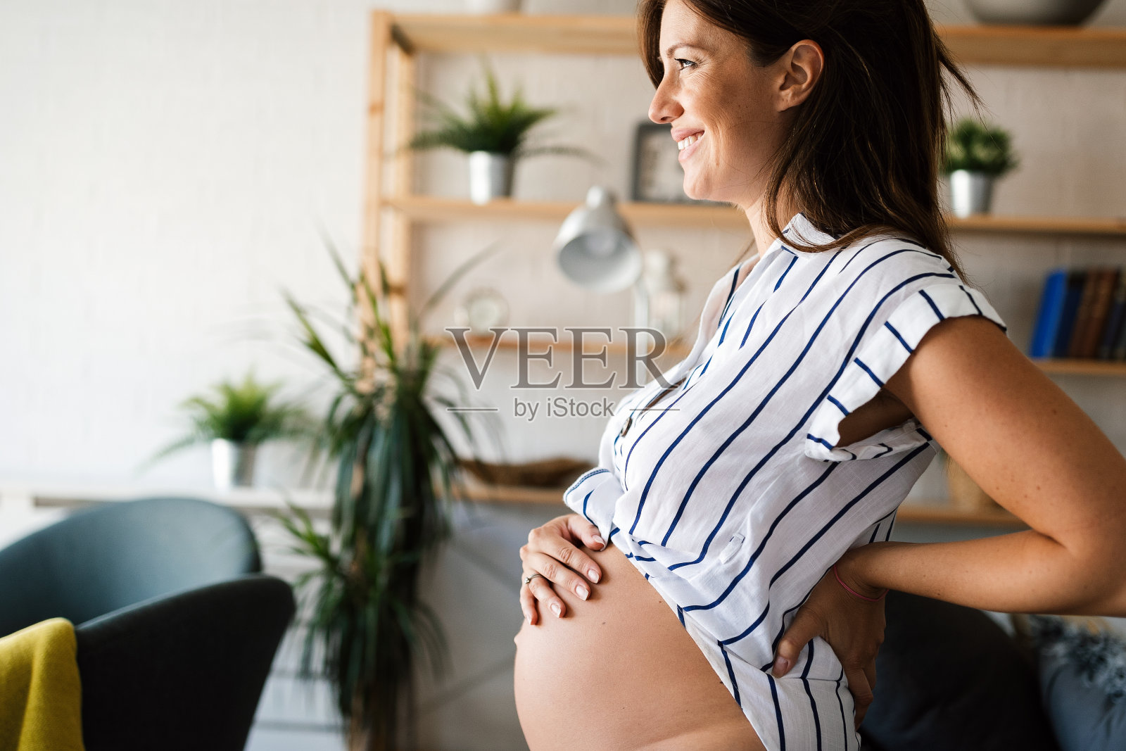 漂亮的孕妇要生孩子了。孕妇的概念。照片摄影图片