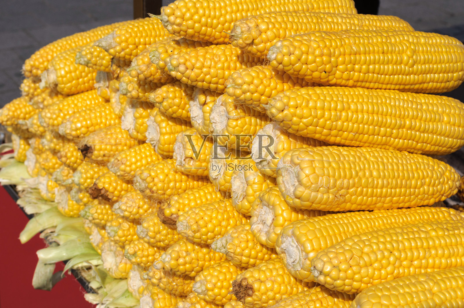 伊斯坦布尔街头市场上的新鲜玉米穗。照片摄影图片