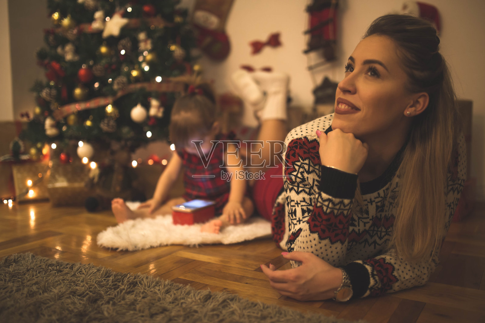 祝妈妈和她的宝贝女儿在除夕夜快乐照片摄影图片