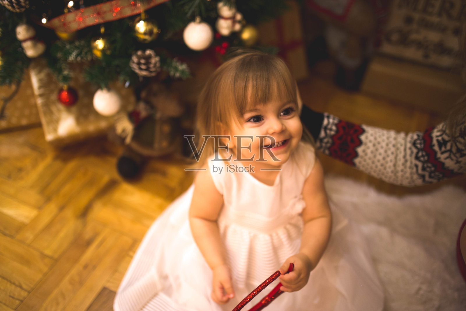 一个美丽的小女孩在圣诞树前的肖像照片摄影图片