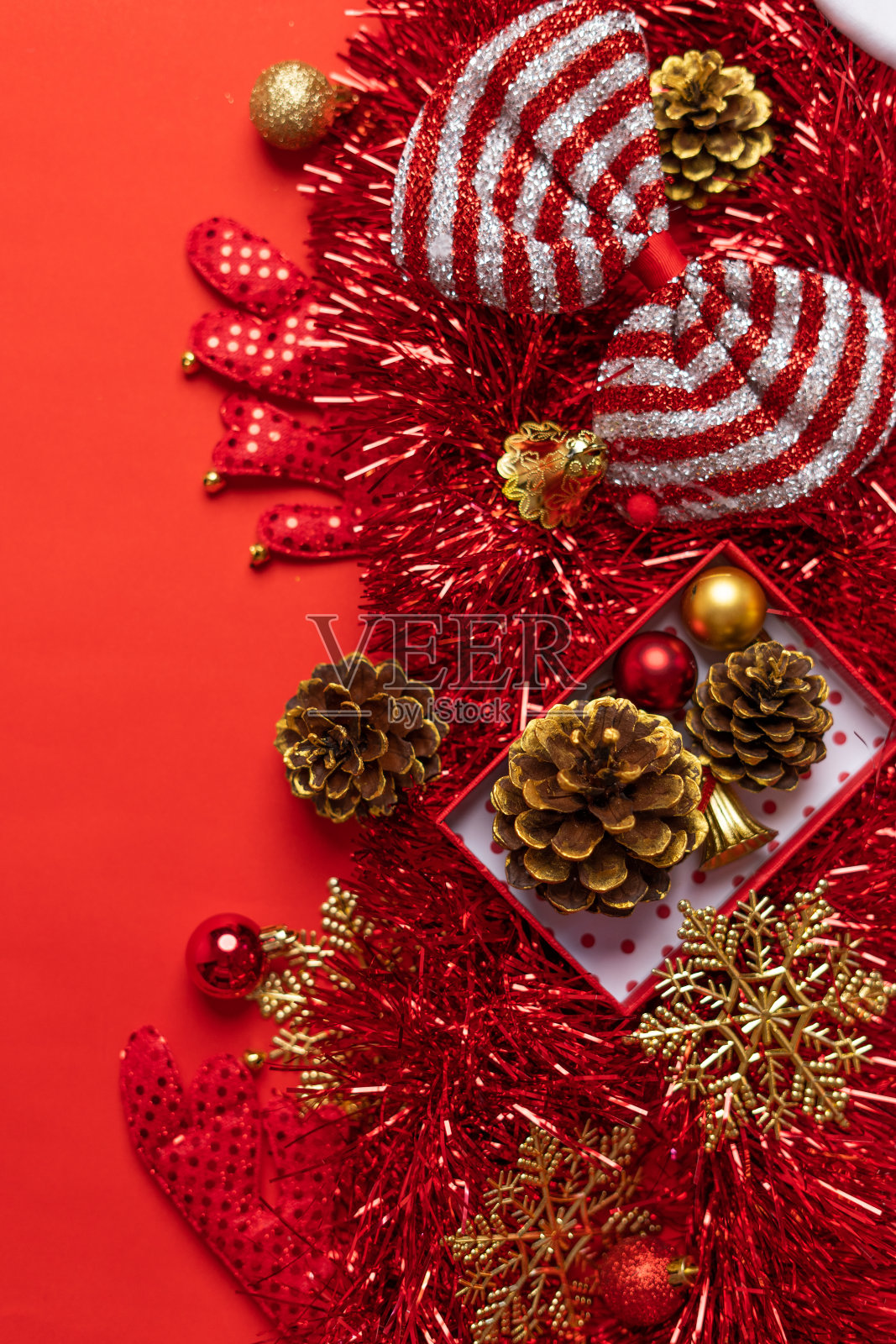 圣诞快乐，红色圣诞装饰品和2020年新年照片摄影图片