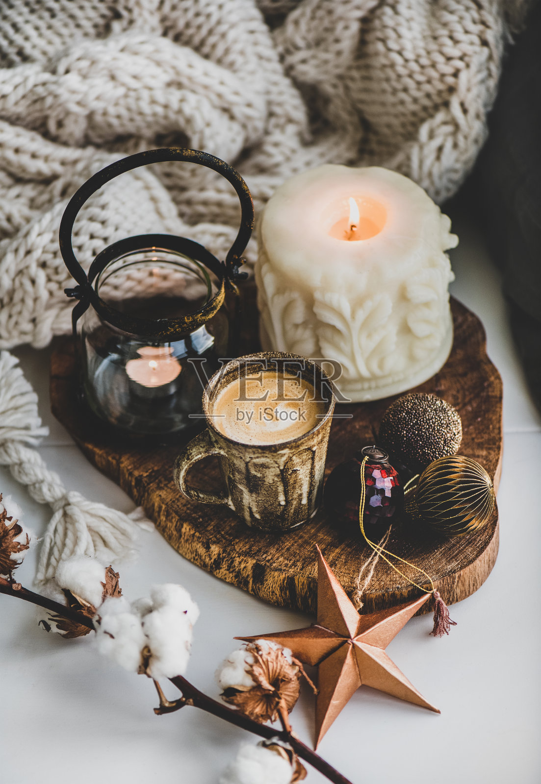 用咖啡、蜡烛和装饰玩具构成圣诞气氛照片摄影图片