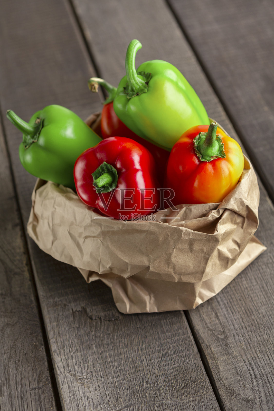 健康的有机辣椒，生态纸袋装在木桌上照片摄影图片