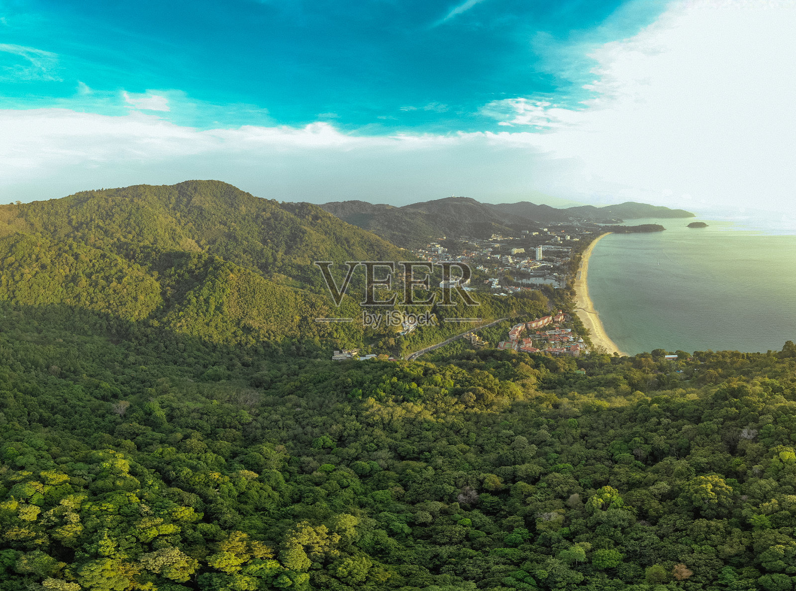 热带森林，蓝色海洋和城市生活在泰国普吉岛，无人机飞行照片摄影图片