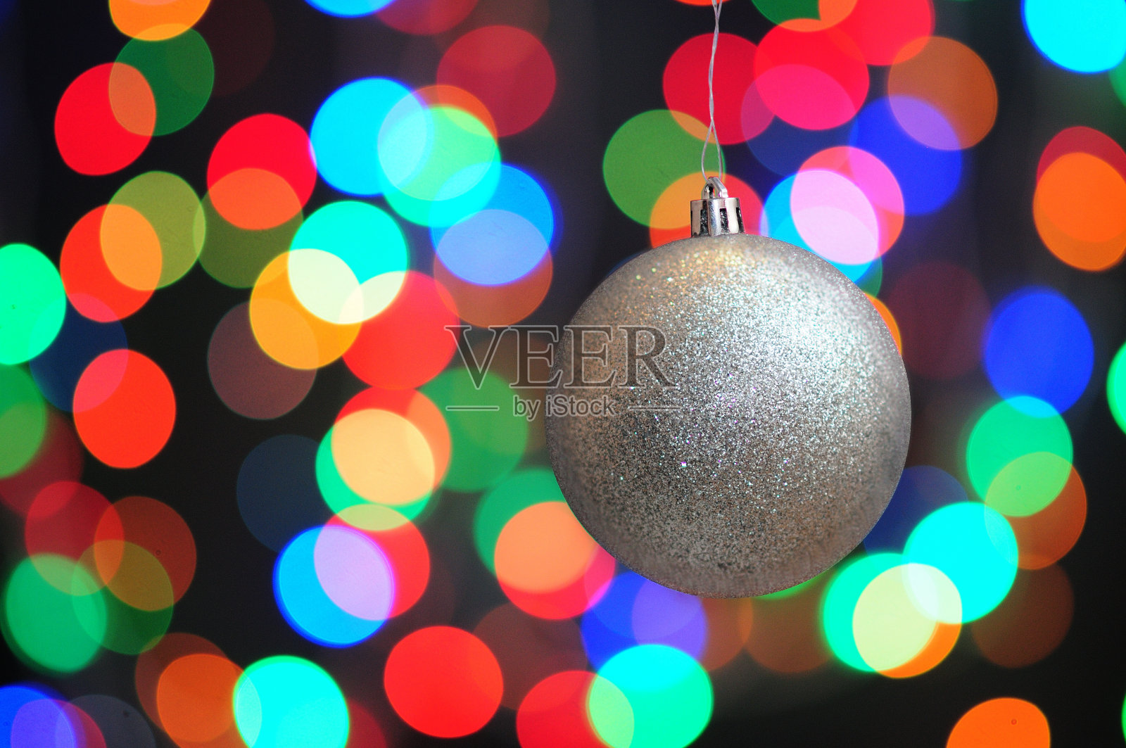 圣诞和新年的玩具在一个彩色的背景与散焦照片摄影图片