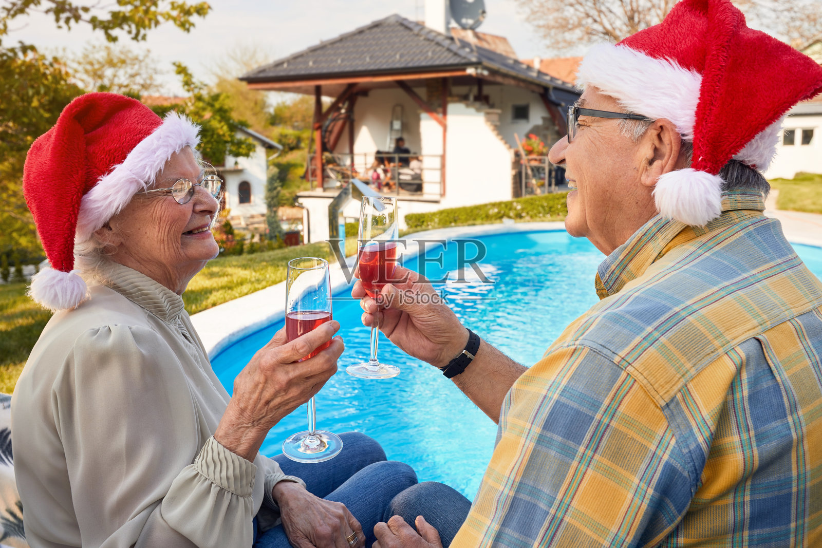 一对老年夫妇正喝着红酒庆祝平安夜照片摄影图片