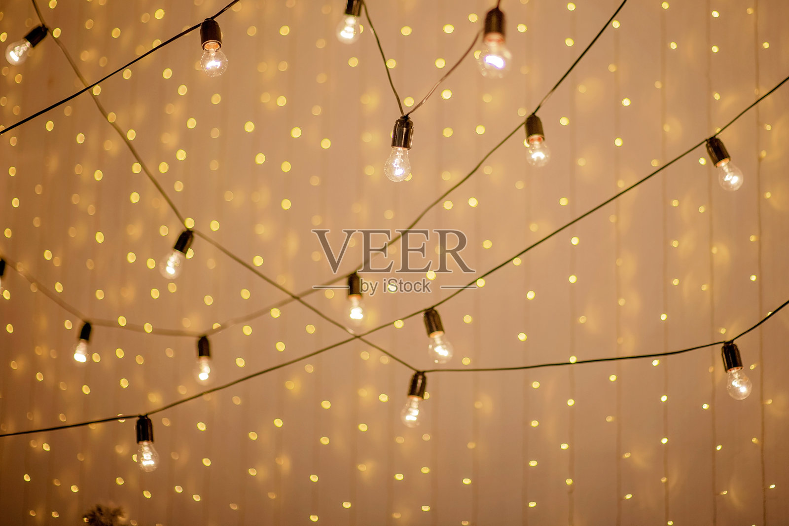 生日聚会用的电子复古灯的节日花环。新年快乐，圣诞快乐。照片摄影图片