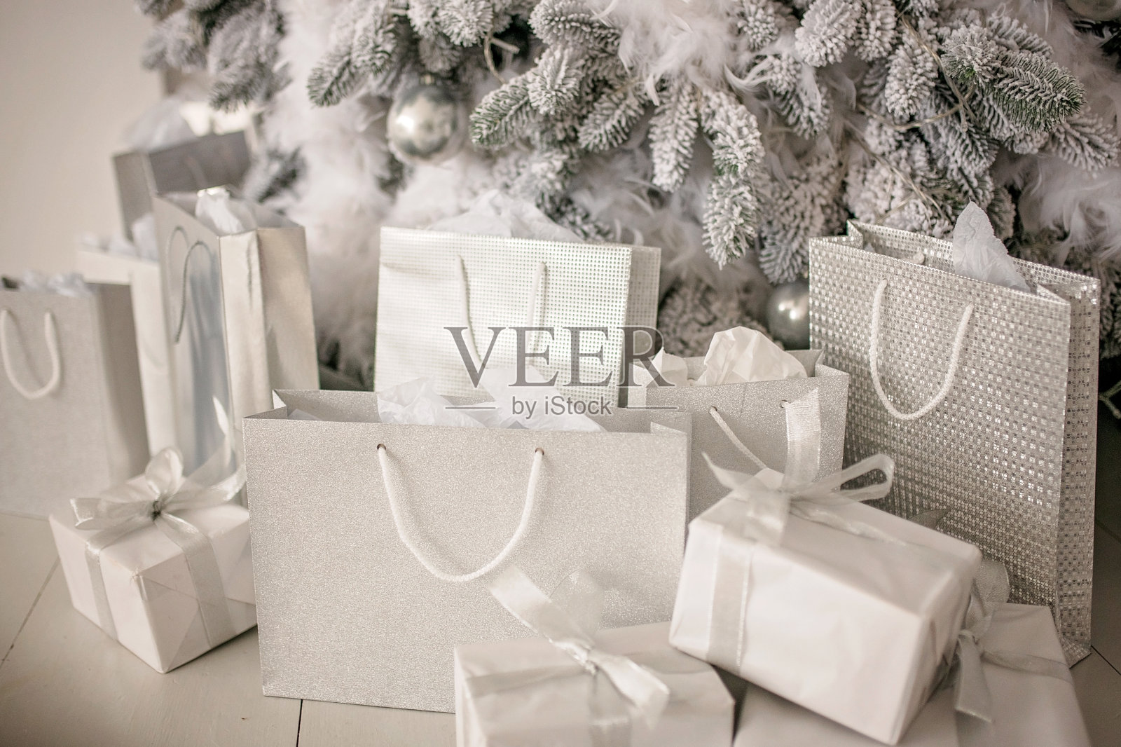 礼物盒和包装下豪华的节日装饰圣诞树花环为节日假日。新年的背景和舒适的气氛。照片摄影图片