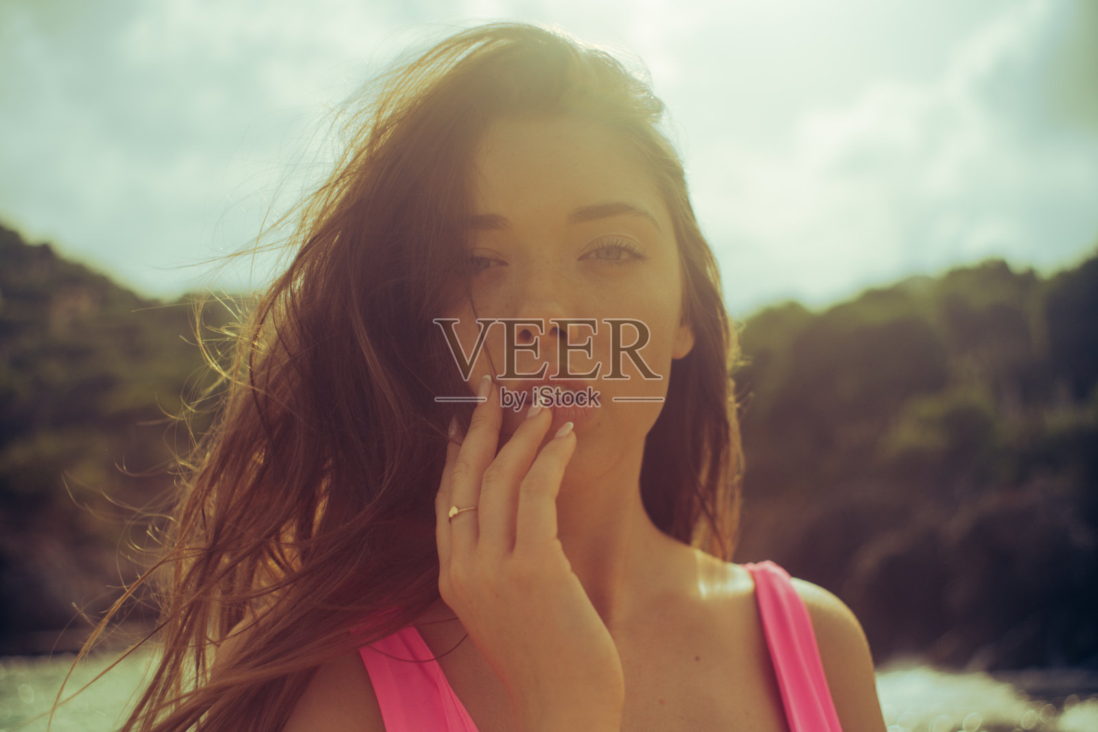 一个在沙滩上晒太阳的女孩的肖像照片摄影图片