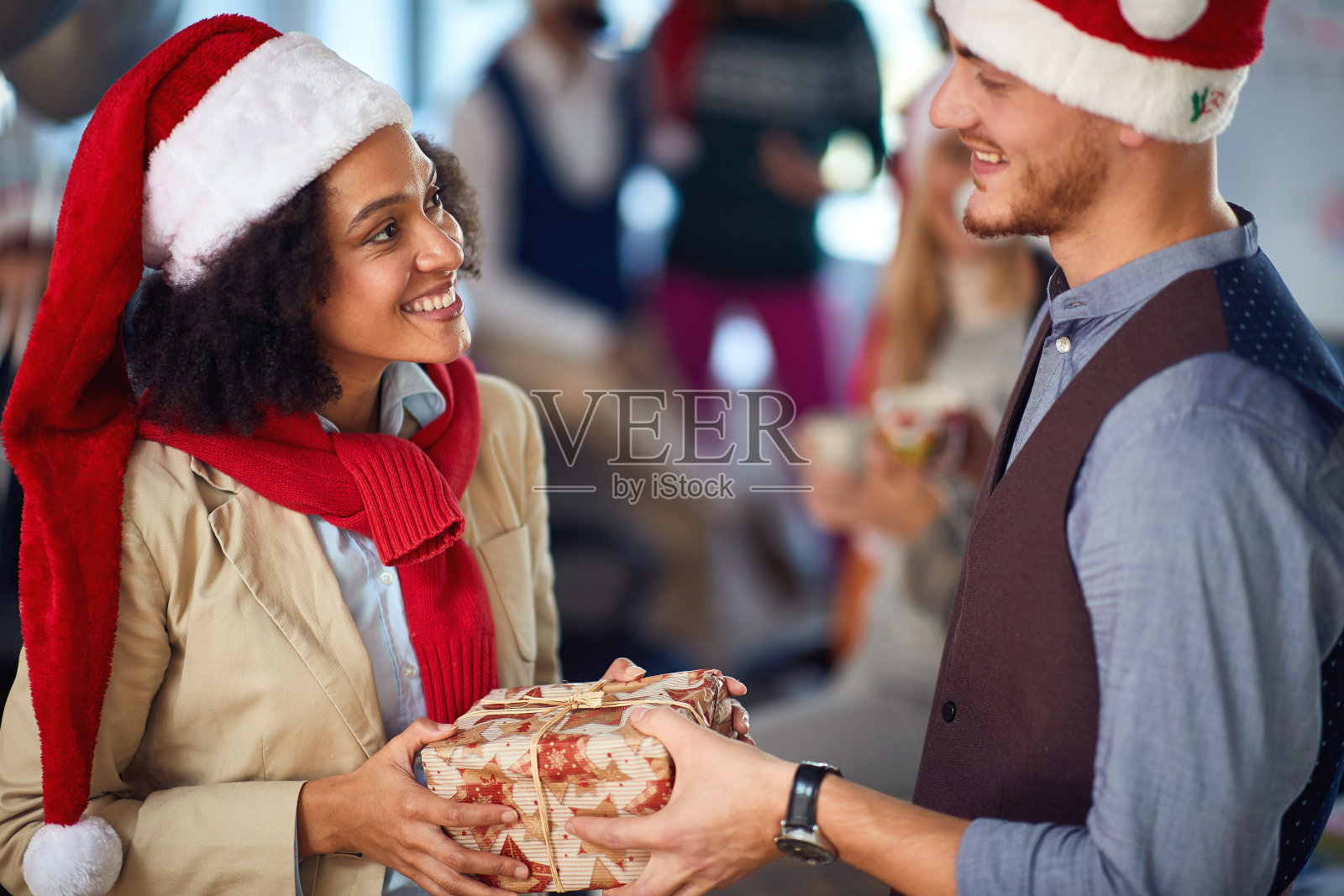 商业人士庆祝圣诞节。同事在办公室庆祝圣诞节。照片摄影图片