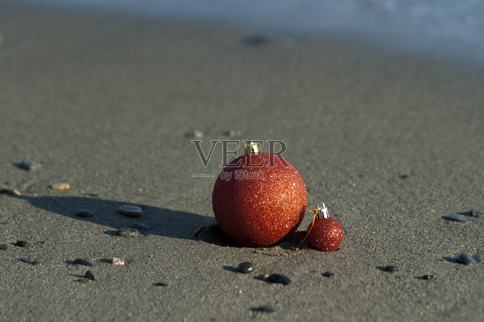 海滩上的红色圣诞舞会照片摄影图片