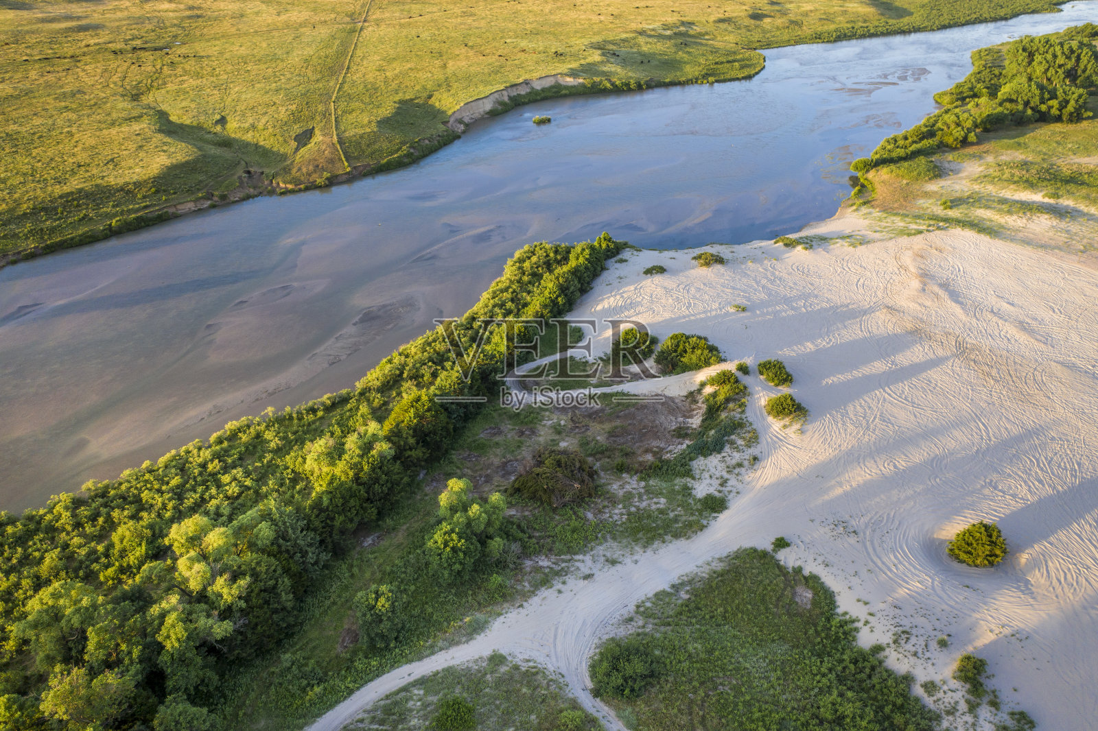 默默尔河流经内布拉斯加州沙丘照片摄影图片