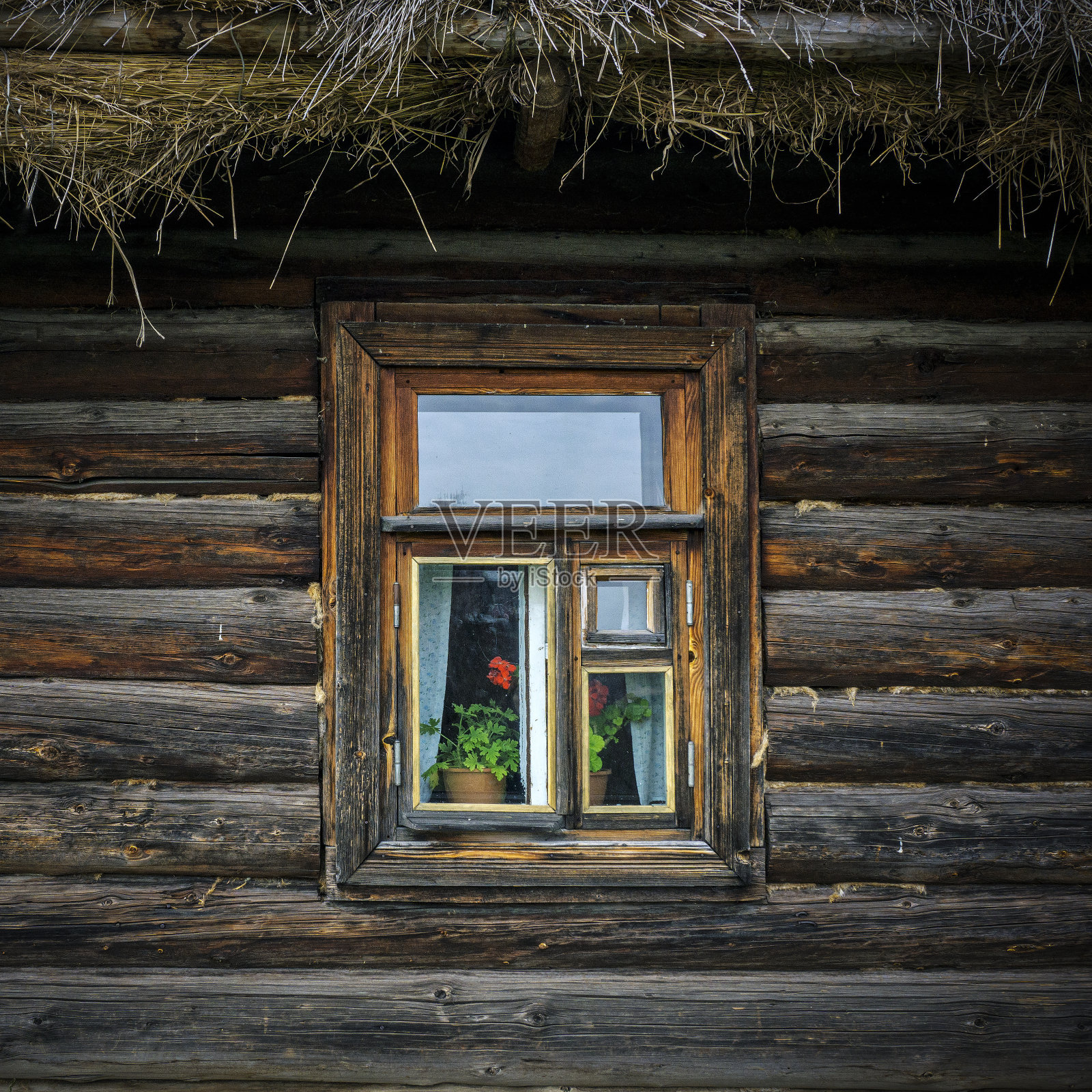 乡村房子的旧窗户。原木的质地。乡村背景照片摄影图片