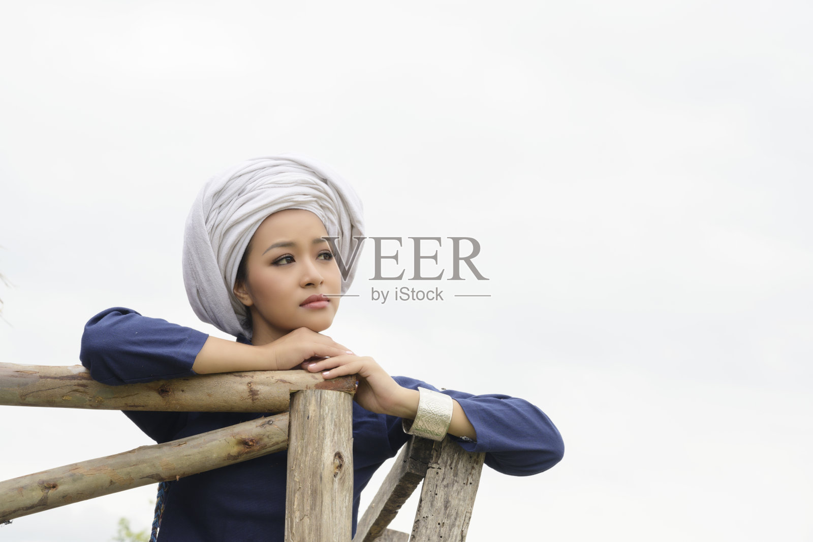 面带忧伤的泰国女人照片摄影图片