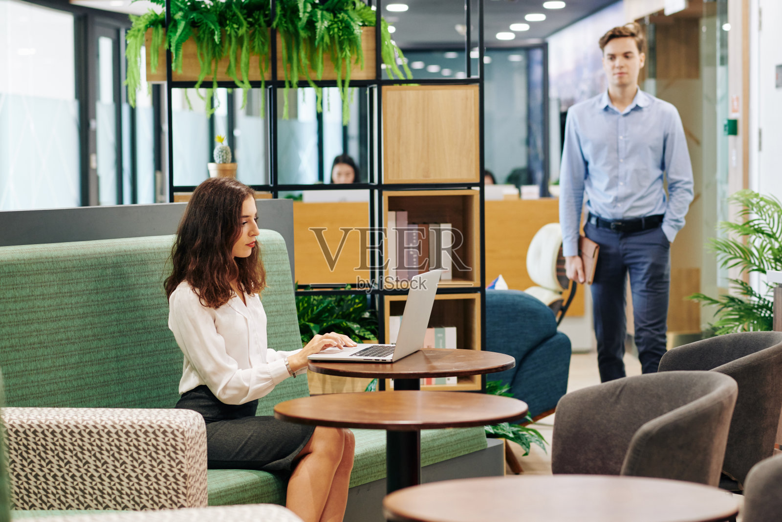 在办公室咖啡馆工作的女商人照片摄影图片