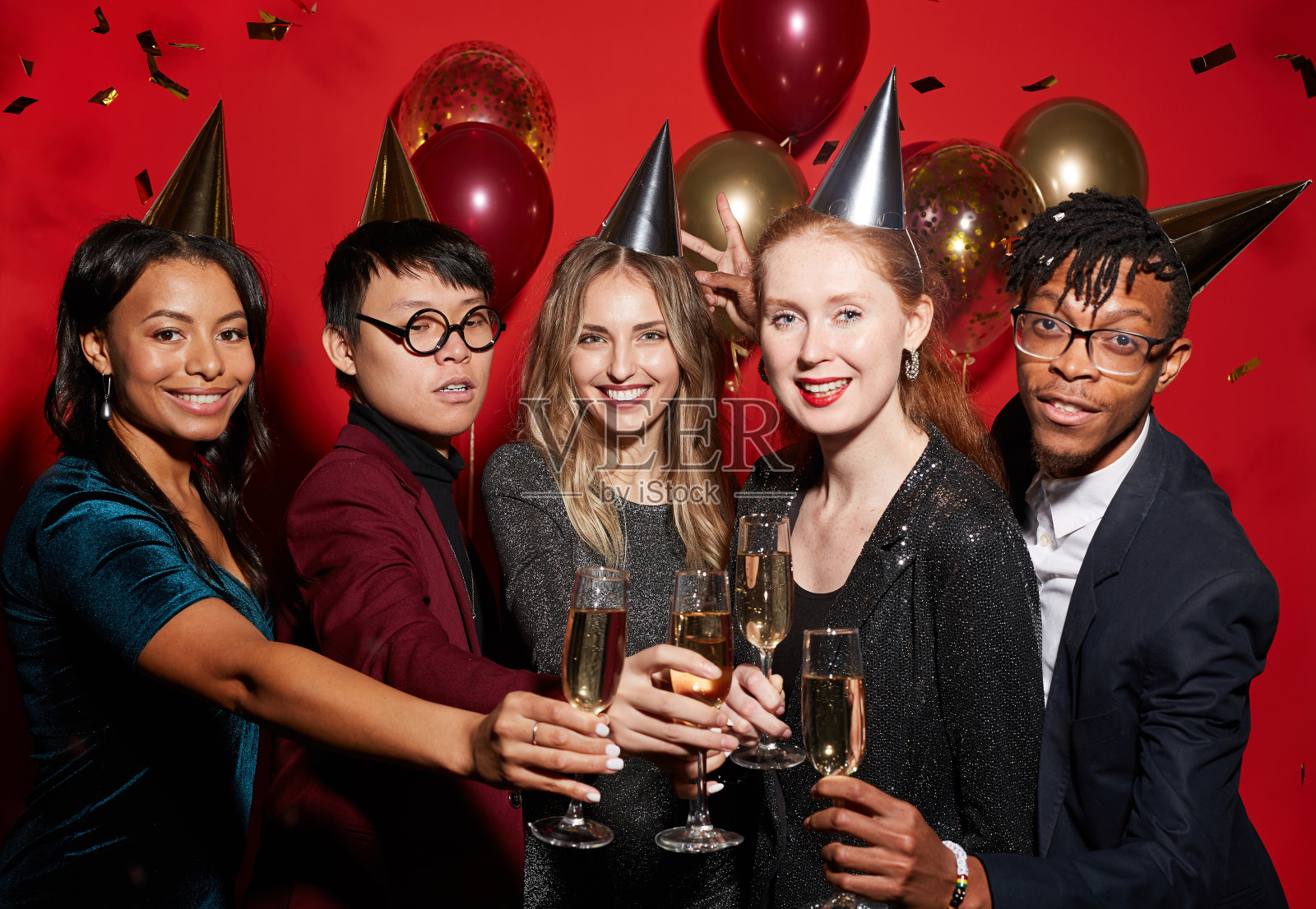 聚会上的多民族朋友照片摄影图片