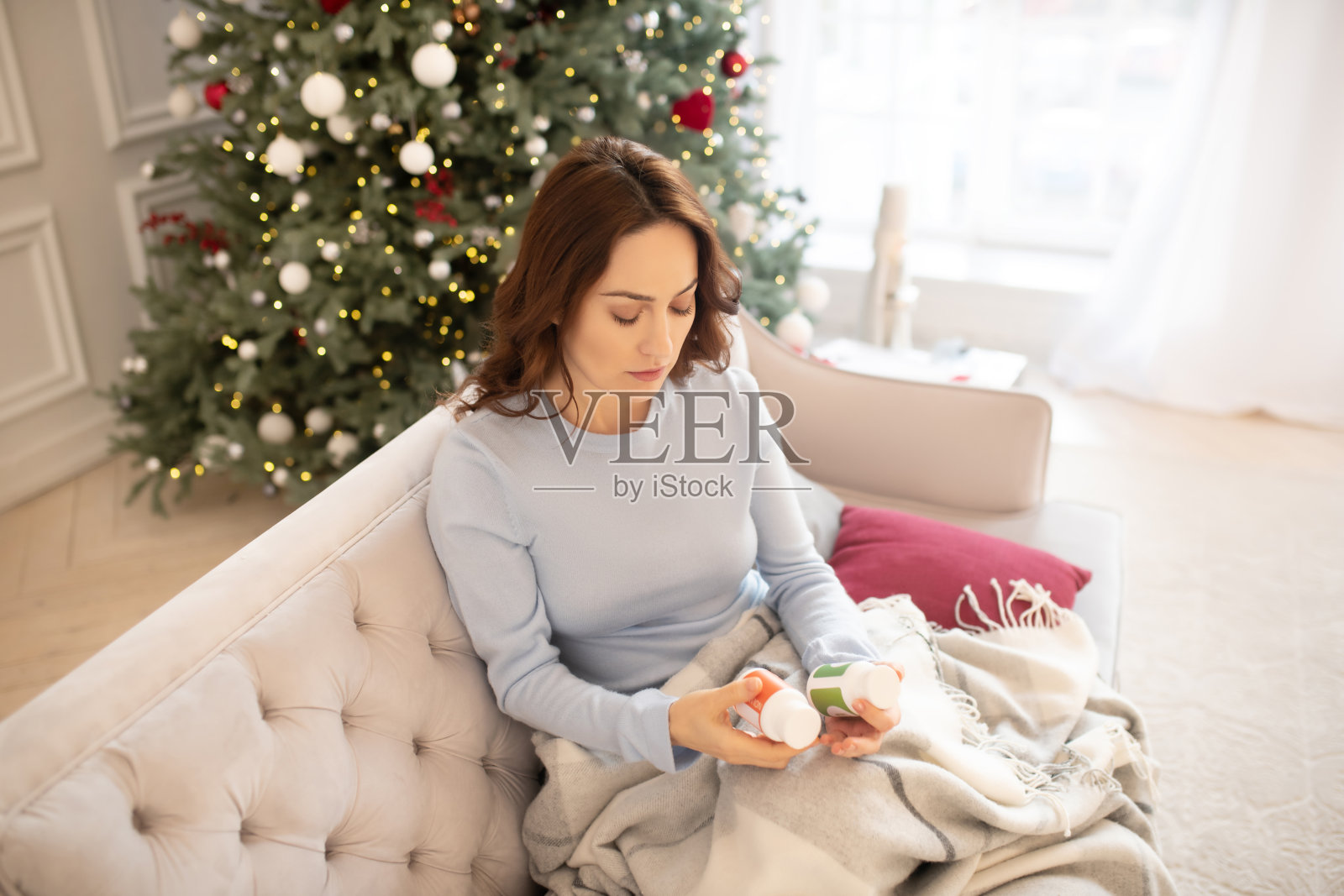 黑发的年轻女子在考虑服用维生素照片摄影图片