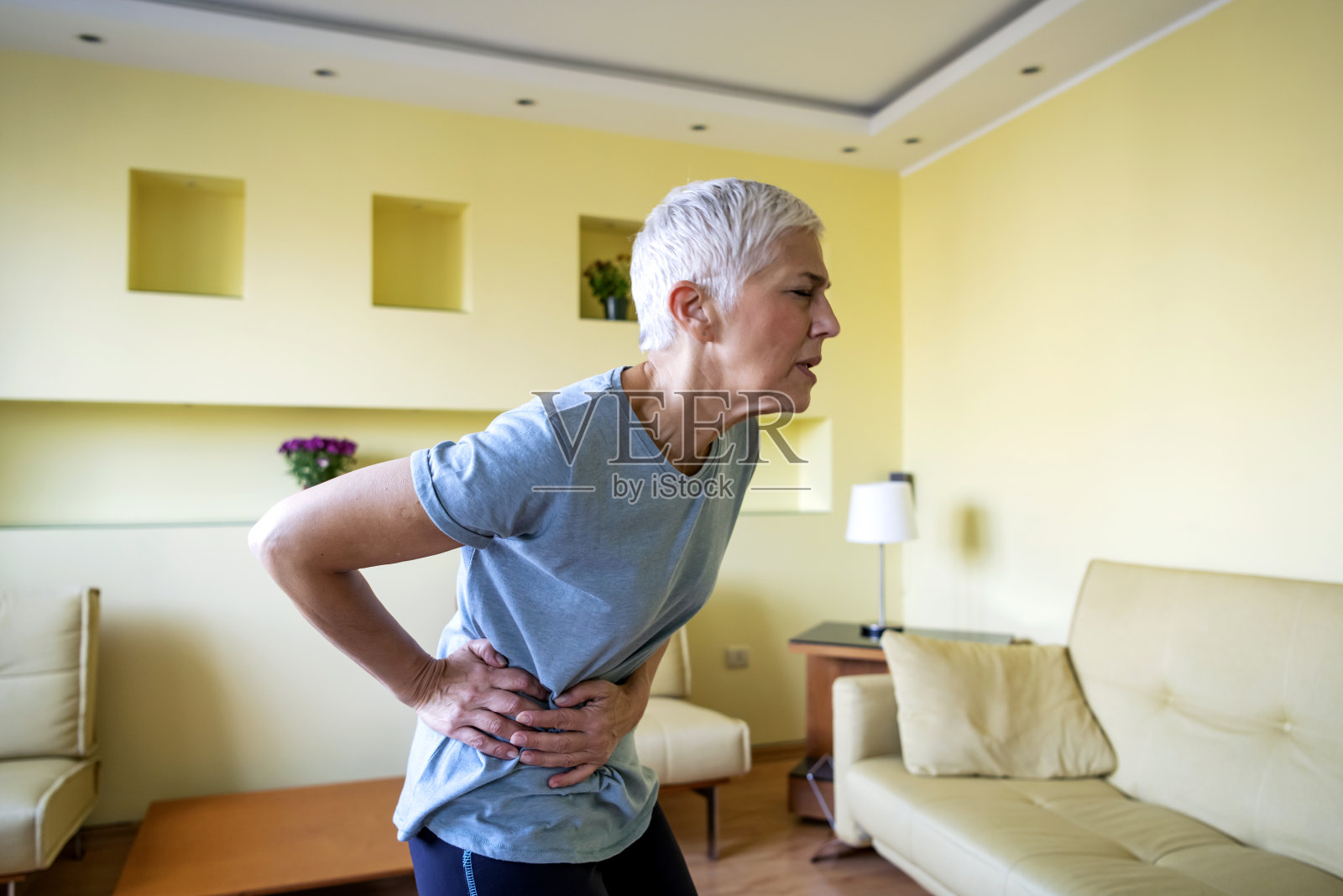 成年妇女在家运动后出现身体问题照片摄影图片