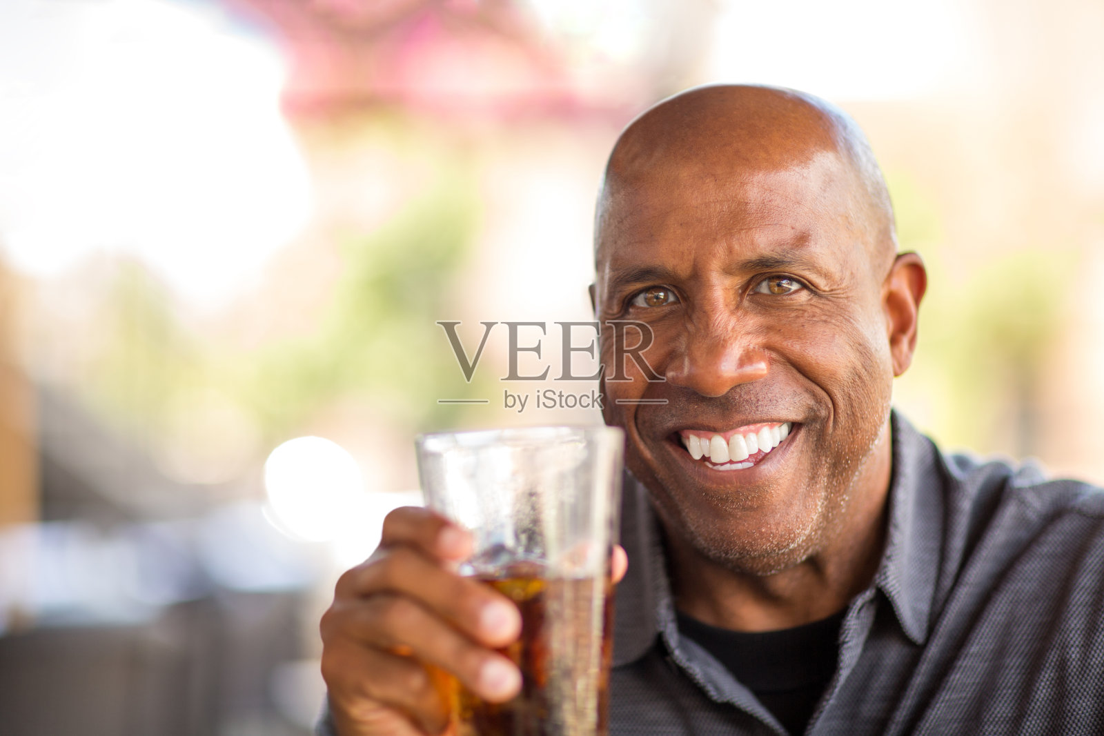 成熟的非裔美国人在餐馆喝酒。照片摄影图片