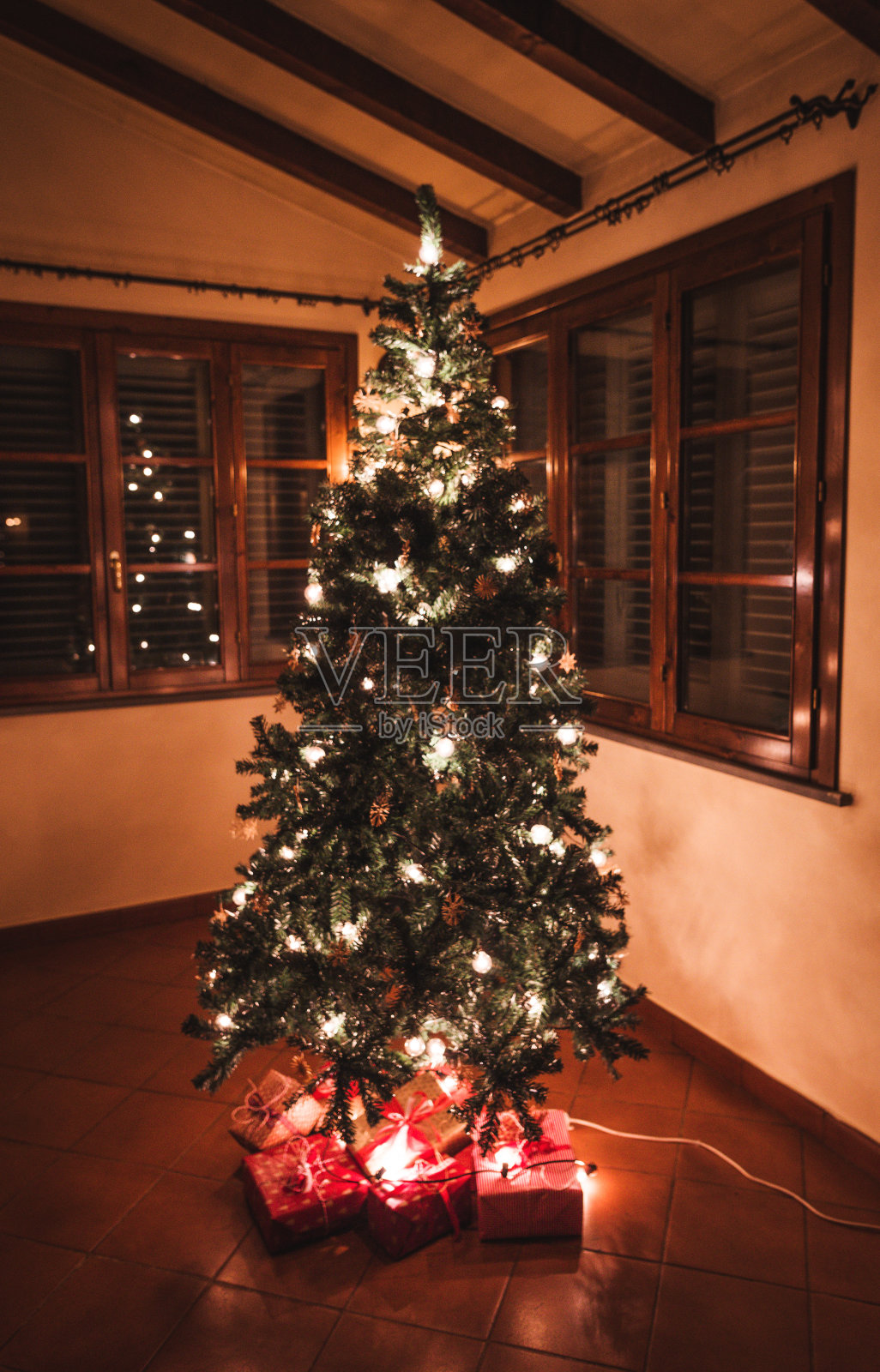 圣诞树和礼物在家里照片摄影图片