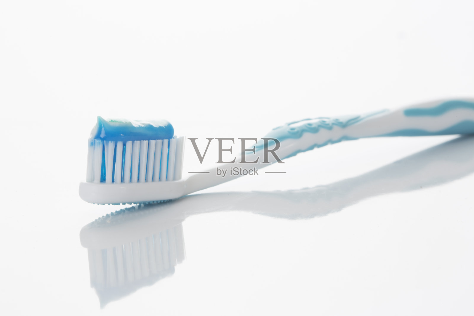 条纹牙膏牙刷照片摄影图片